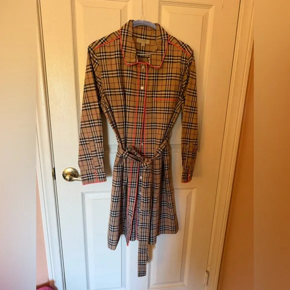 Beautiful authentic Burberry dress runs small it’s like size 6 - Picture 3 of 6